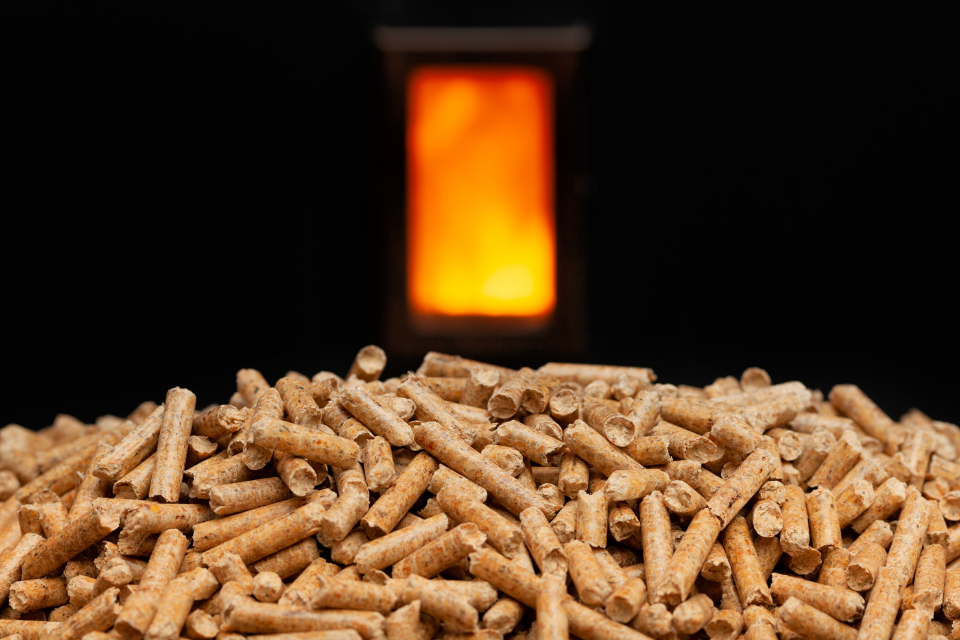 pellets de biomasa siendo utilizados para calefacción