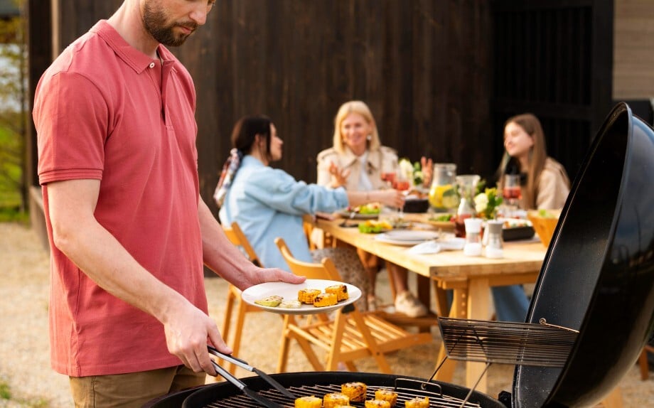 Persona ahumando comida con pellets para ahumar.