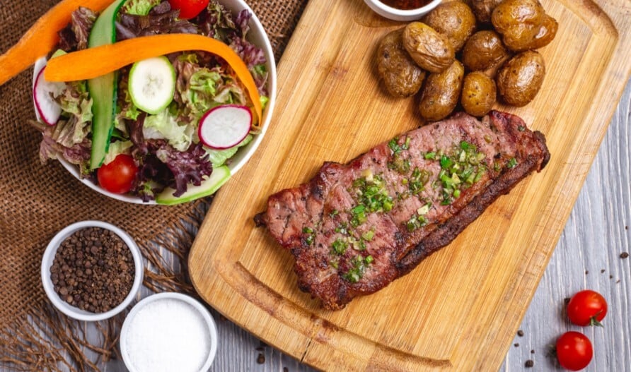 Paso a paso de una receta sencilla para ahumar carne con pellets para ahumar.