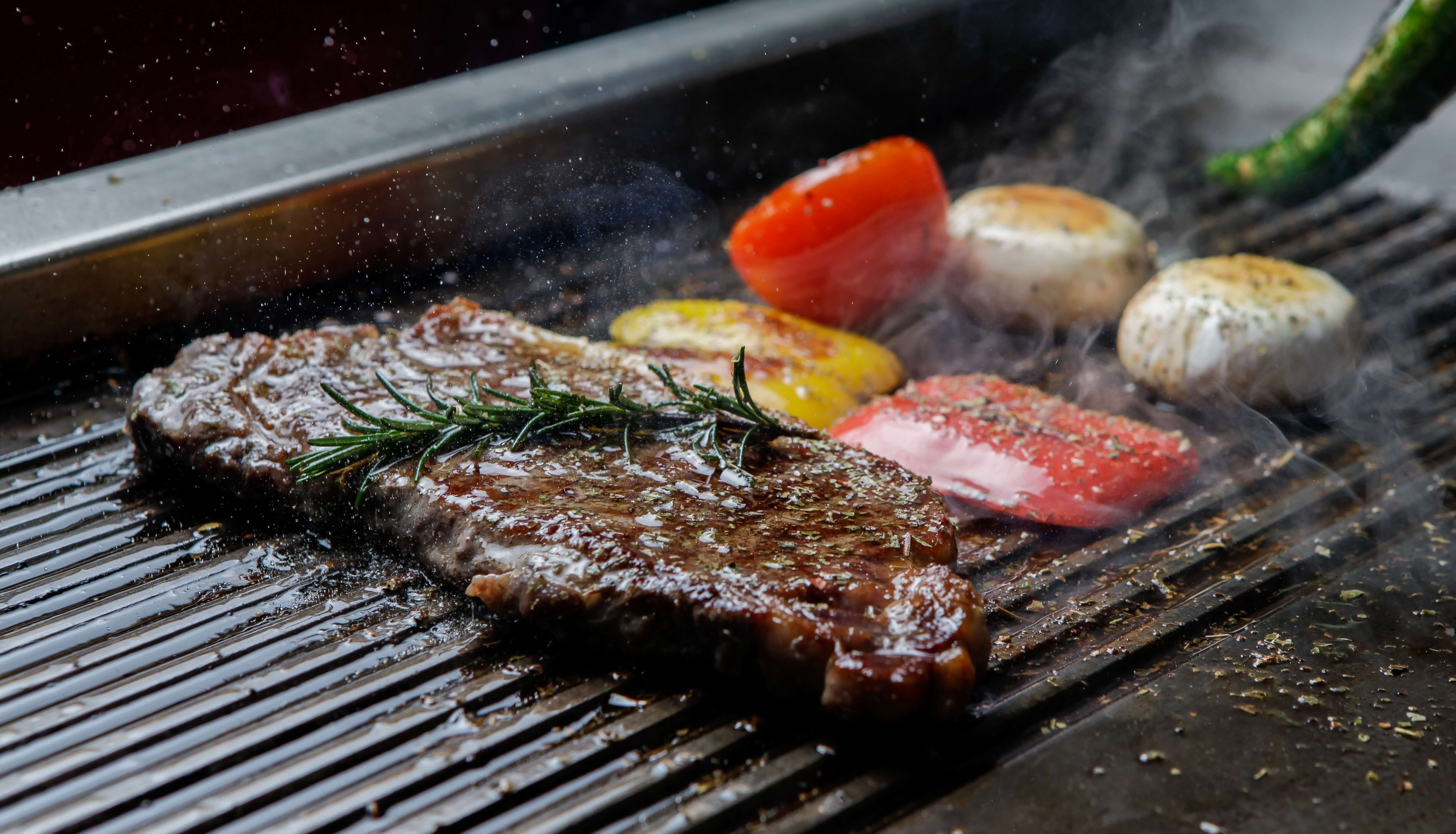 Mezcla de madera para ahumar en un asado de carne.